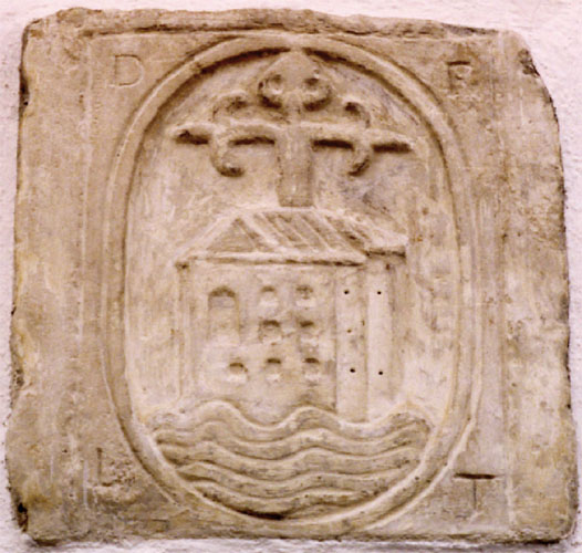 Stemma dei De l'Arca nella parete Ovest dell'ex convento di S. Francesco ad Ozieri